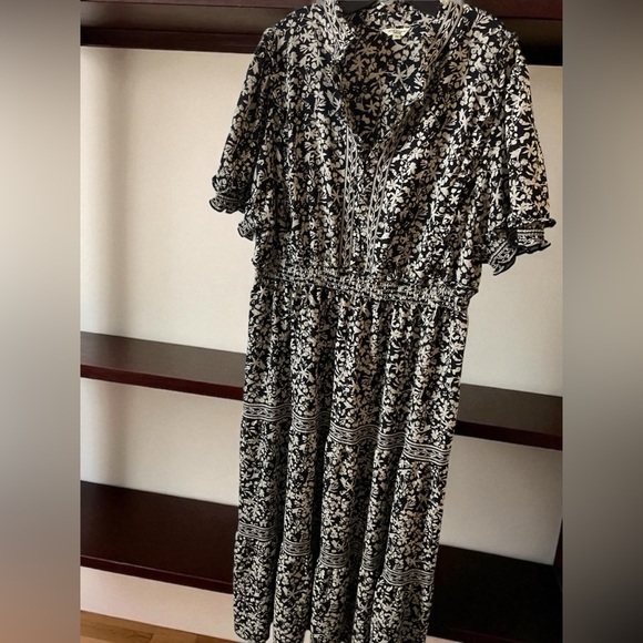 Chic Black and White Patterned Maxi Dress - Picture 3 of 12